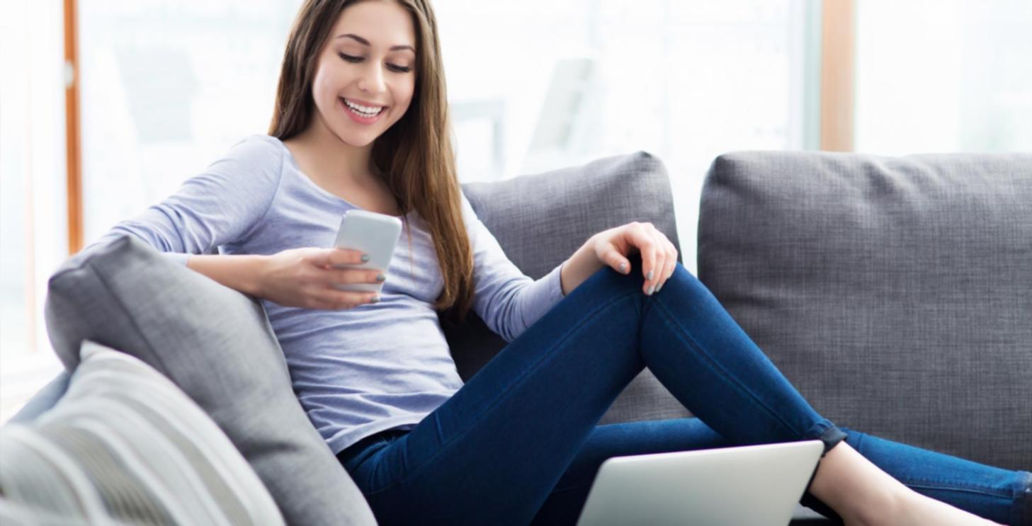 Session de groupe analysant des stratégies d'investissement avec documentation financière